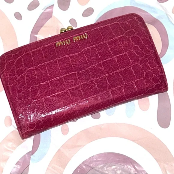 Miu Miu Pink Croc-Embossed Wallet - Picture 3 of 15